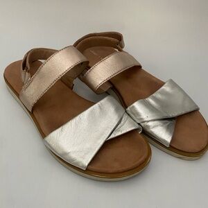 Lands’ End Metallic Silver & Rose Gold Strap Sandals Women’s Flat